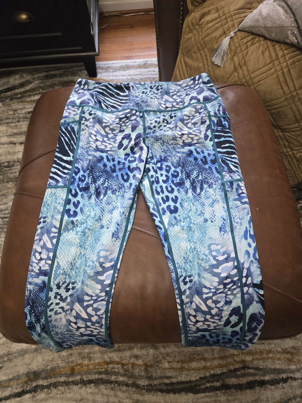 Constantly Varied Gear Blue leopard Women’s Capri Leggings Wild things sz Medium